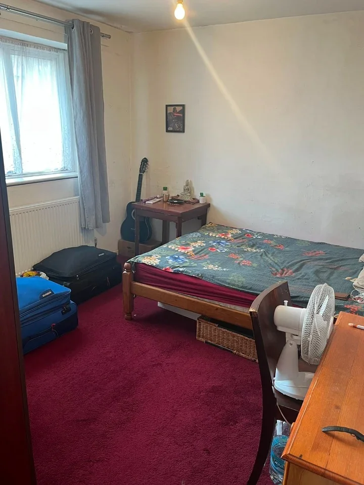 Room Carnarvon Drive in Greater London