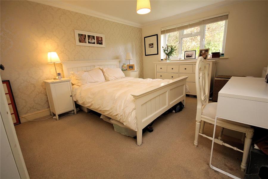 Flat Onslow Crescent in Woking