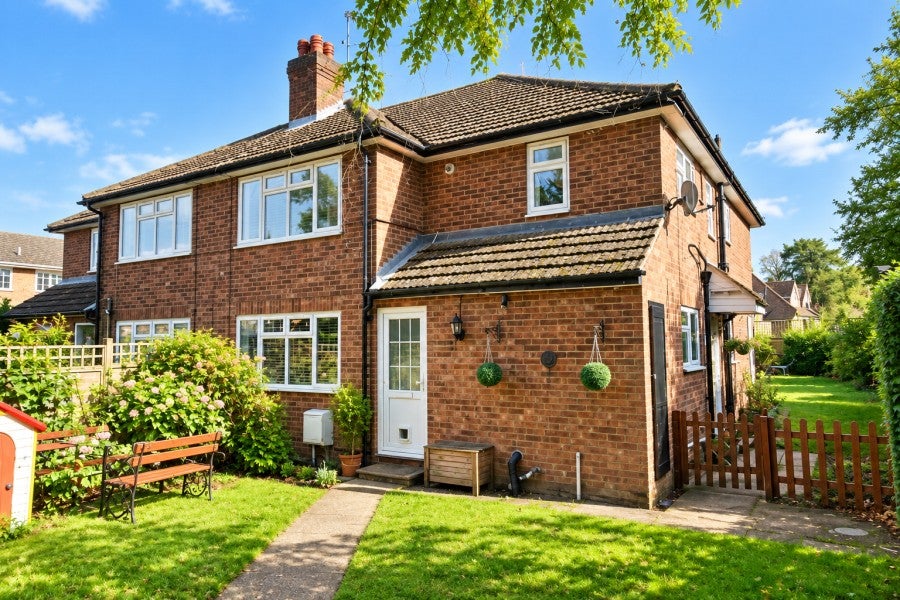 Flat Onslow Crescent in Woking