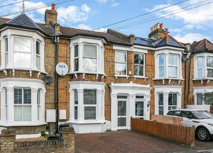 Room Vant Road in Greater London