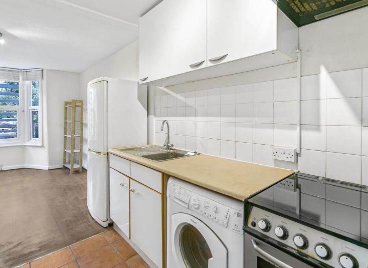 Room Vant Road in Greater London