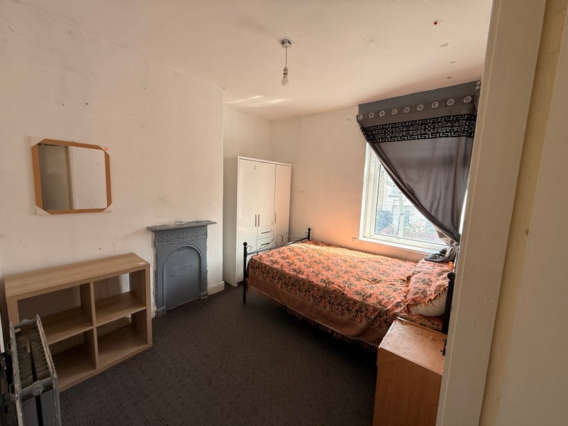 Room Kingswood Place in Bradford
