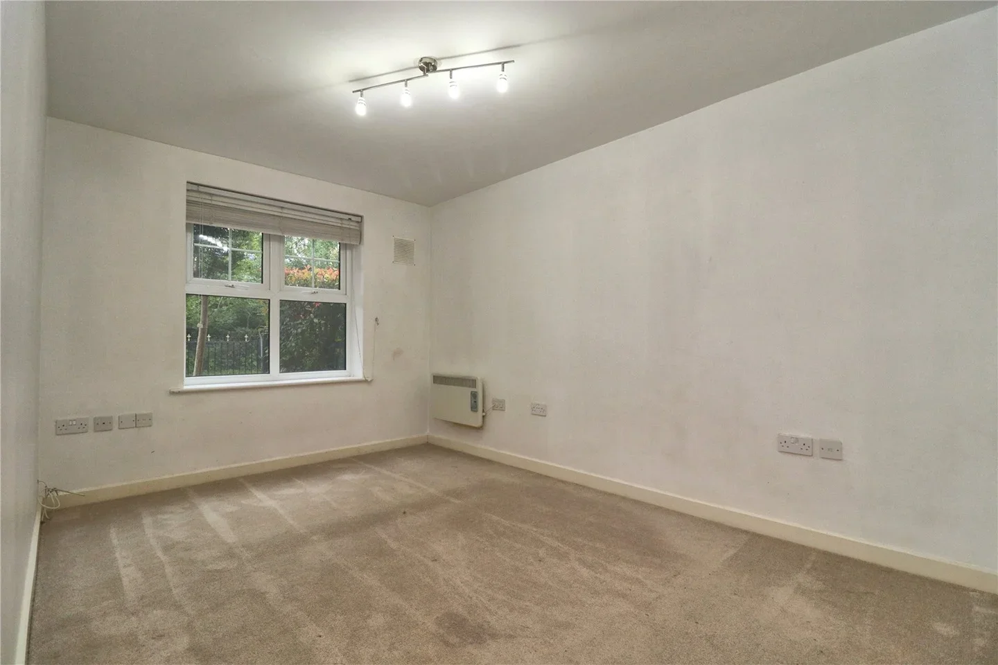 Flat Kings Road in Woking