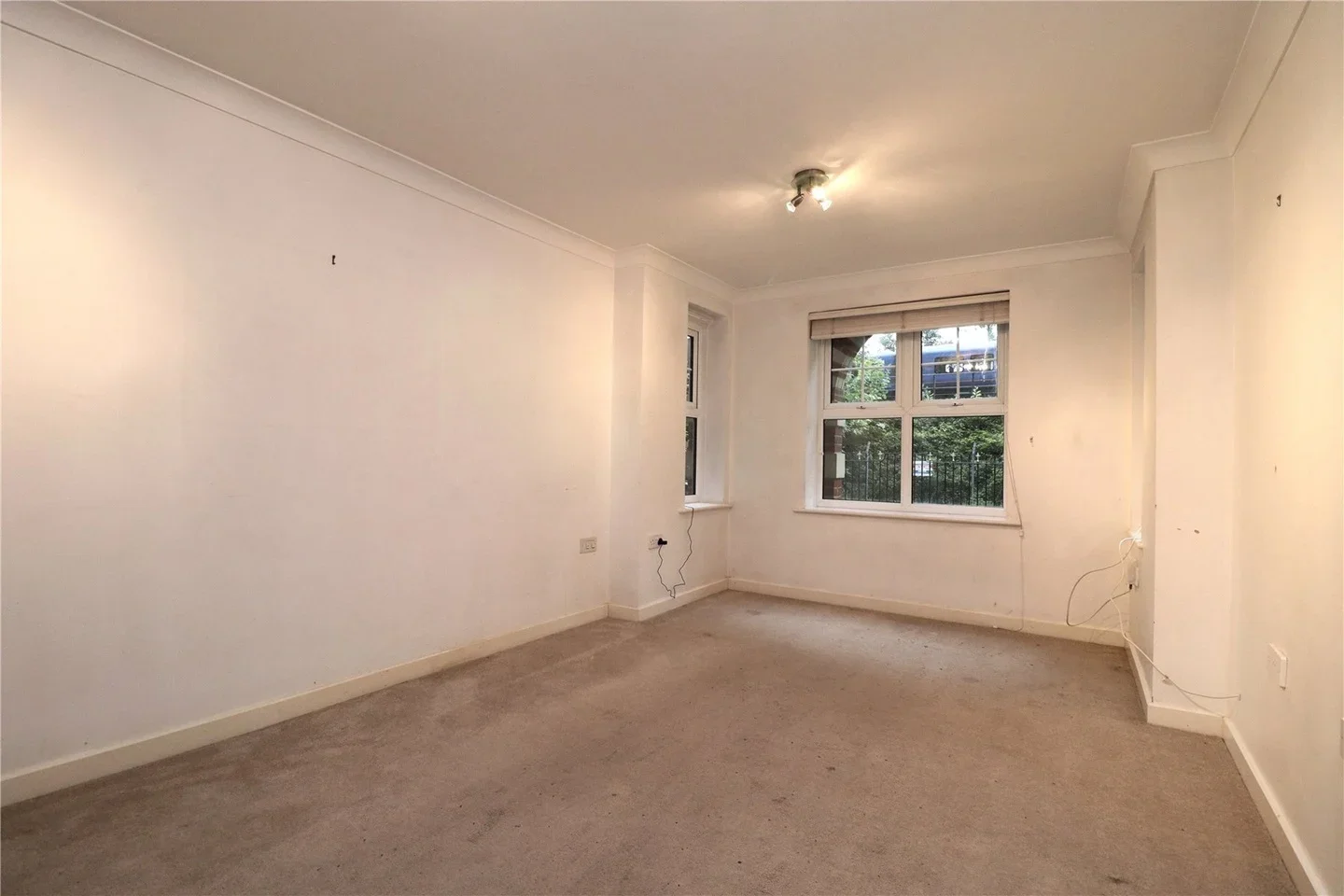 Flat Kings Road in Woking