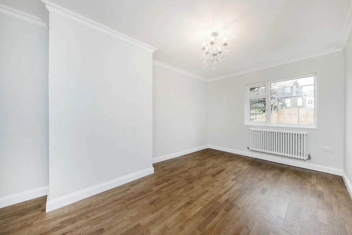 Flat Midmoor Road in Greater London