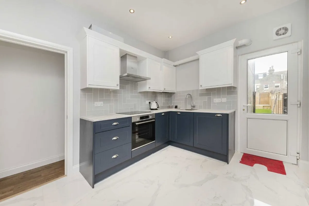 Flat Midmoor Road in Greater London