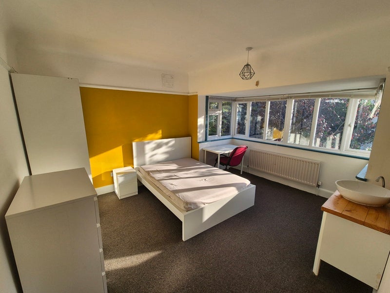 Room Campbell Road in Bournemouth