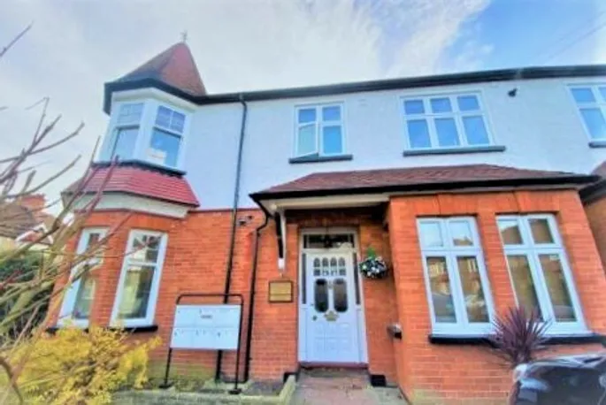 Flat Radnor Road in Greater London