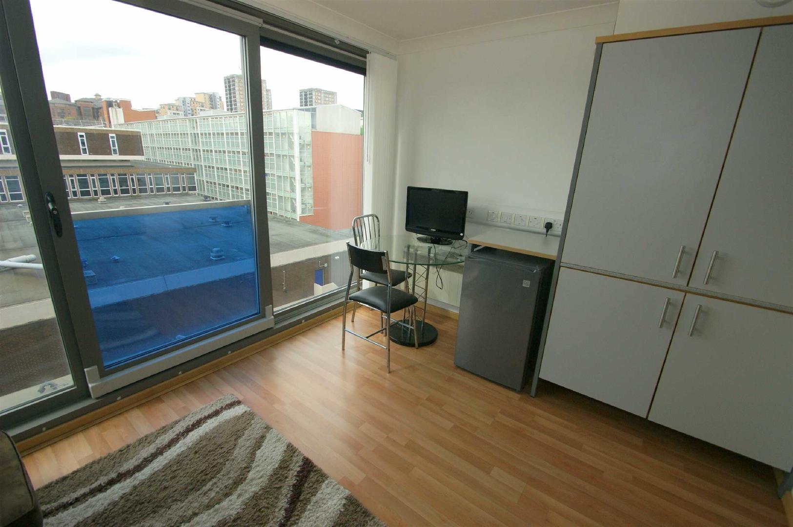 Flat Byron Street in Leeds