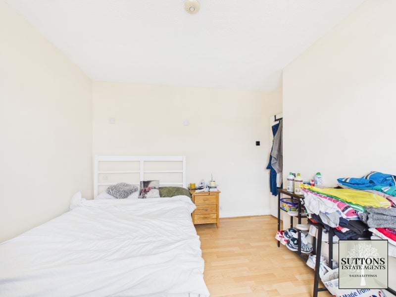 Room Lavender Avenue in Coventry