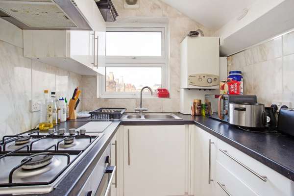 Flat Fairfield Road in Greater London