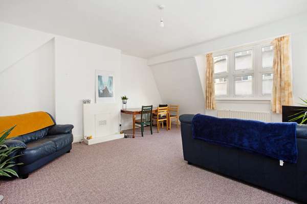 Flat Fairfield Road in Greater London