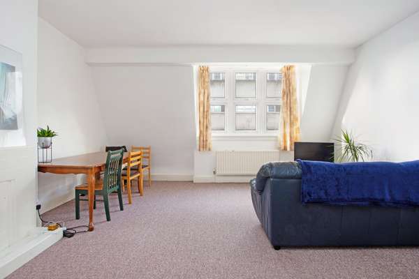 Flat Fairfield Road in Greater London