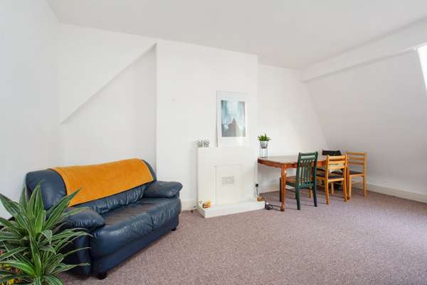 Flat Fairfield Road in Greater London