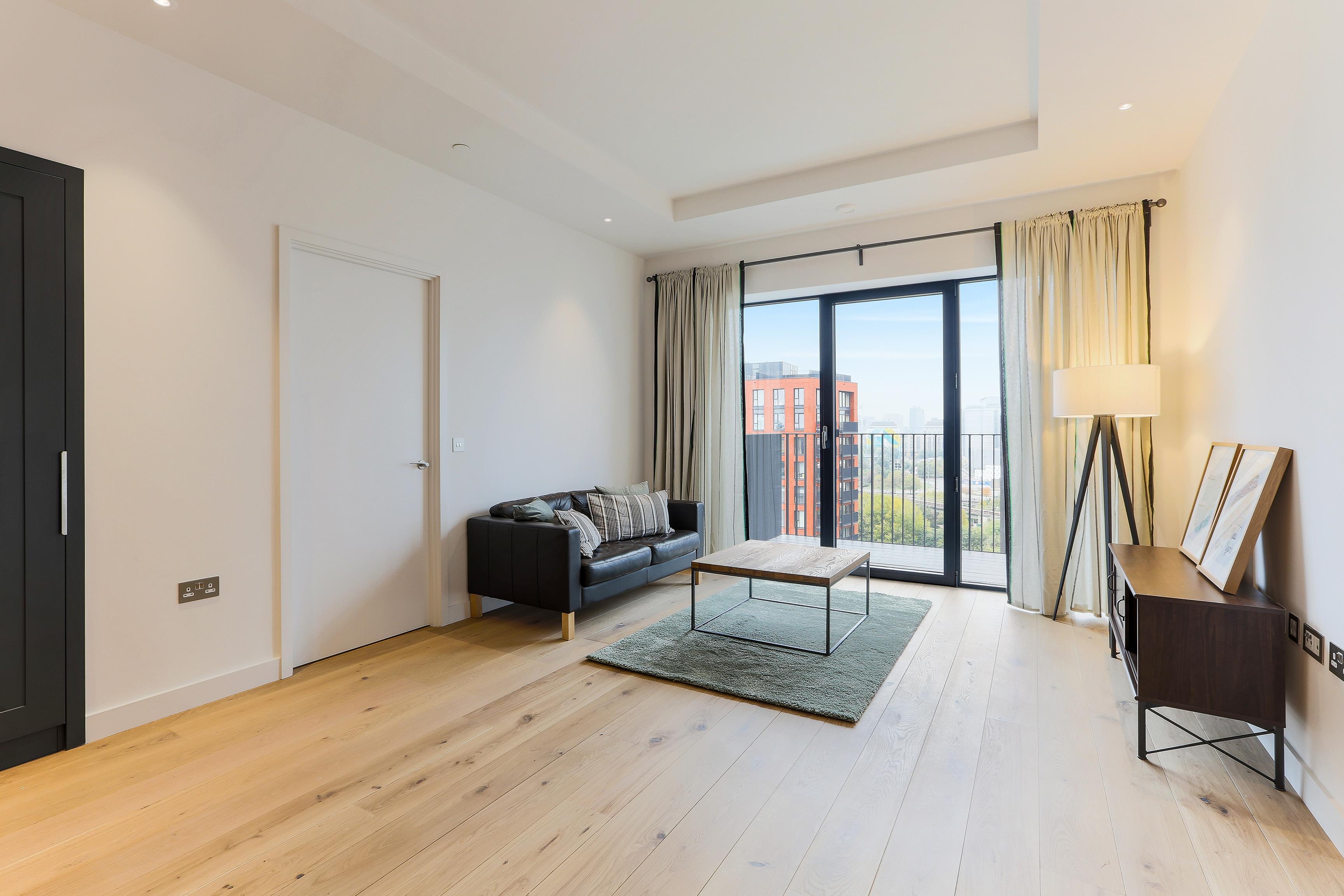 Flat Nairn Street in Greater London