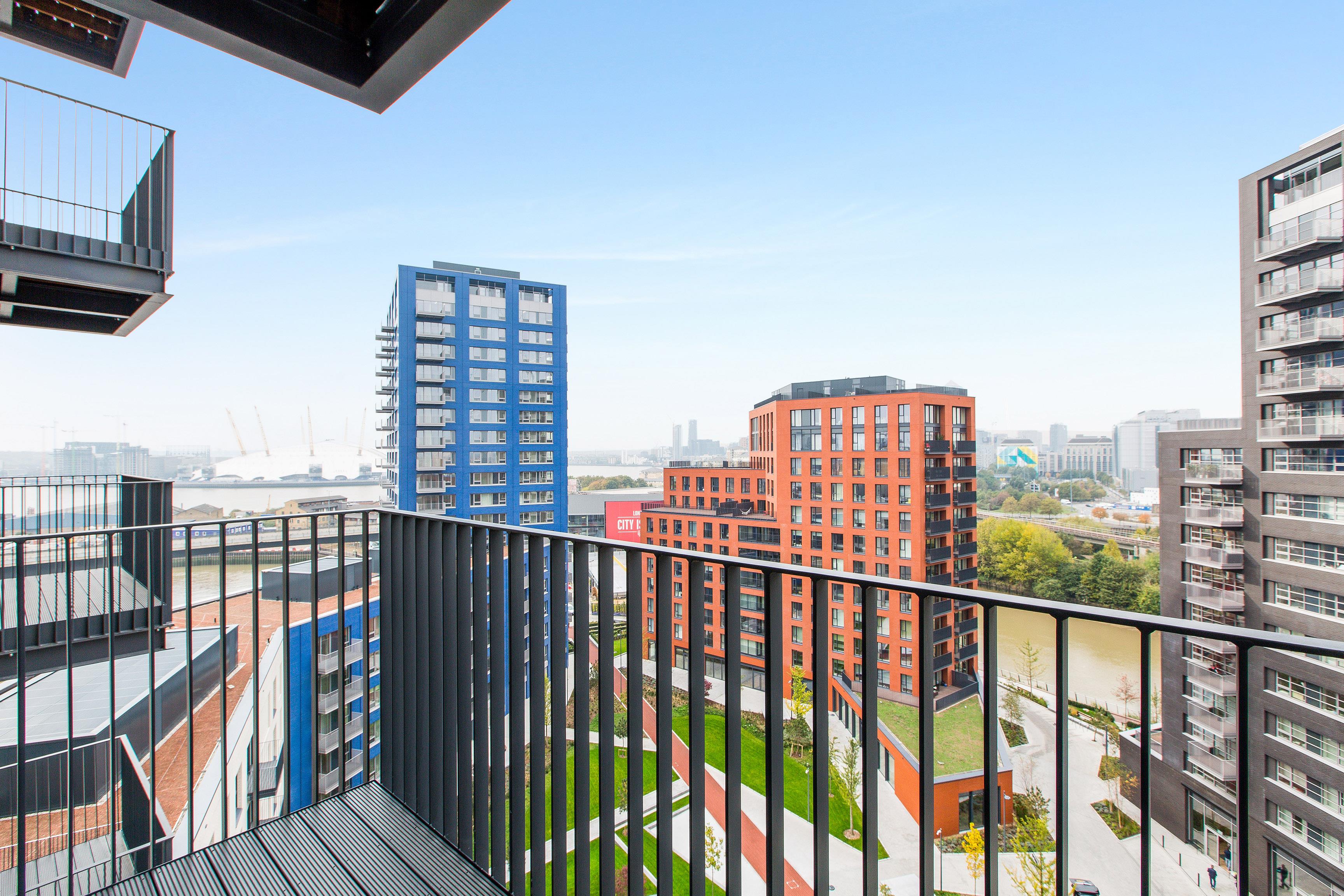 Flat Nairn Street in Greater London
