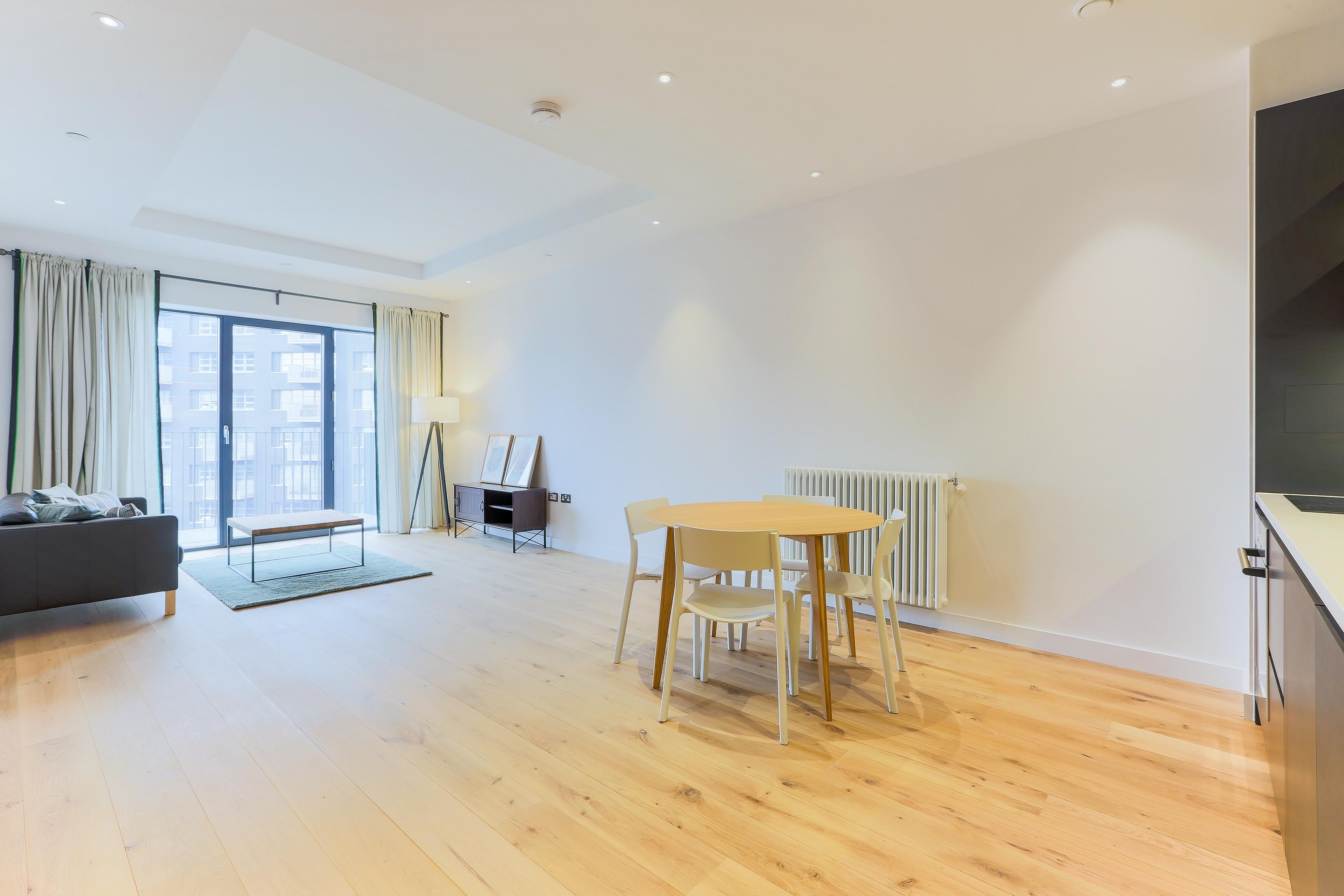 Flat Nairn Street in Greater London
