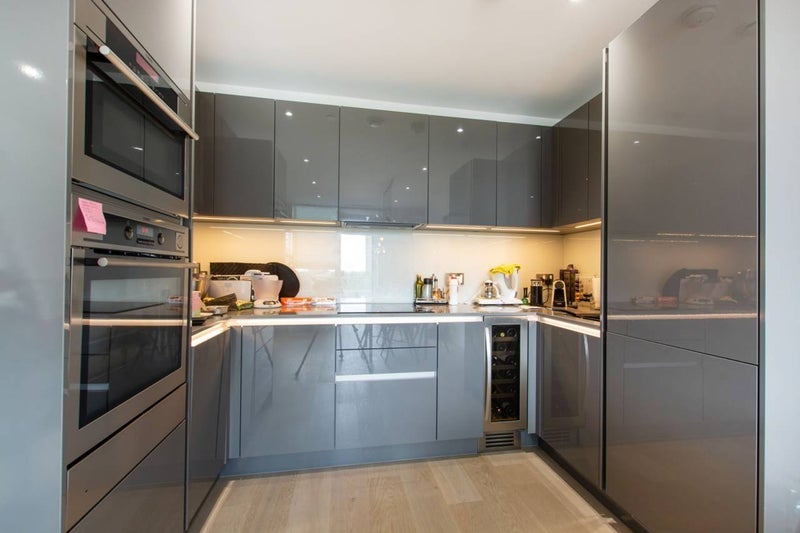 Flat Lombard Road in Greater London