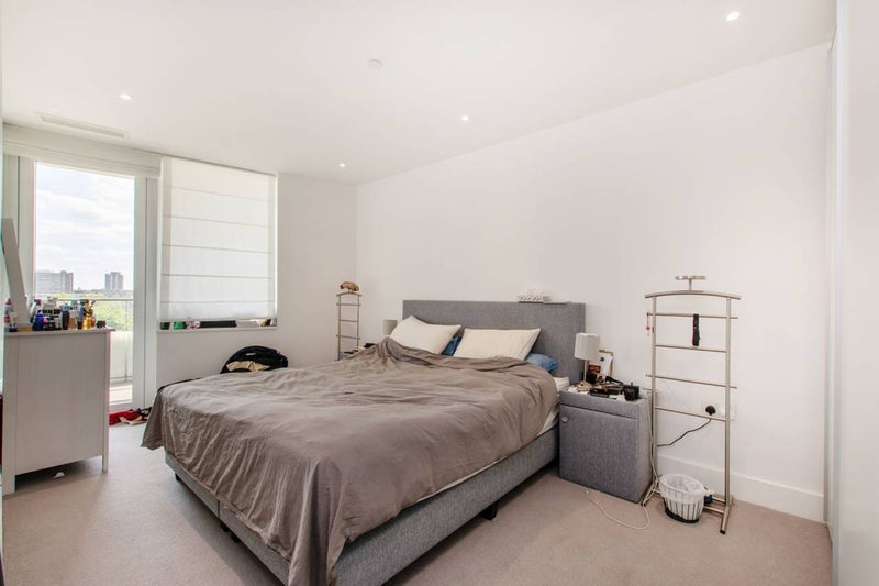 Flat Lombard Road in Greater London
