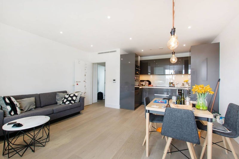 Flat Lombard Road in Greater London