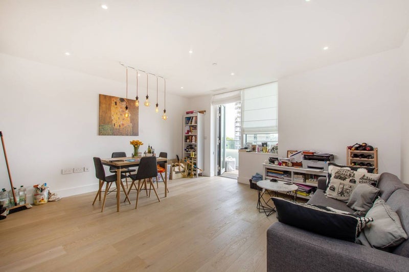 Flat Lombard Road in Greater London