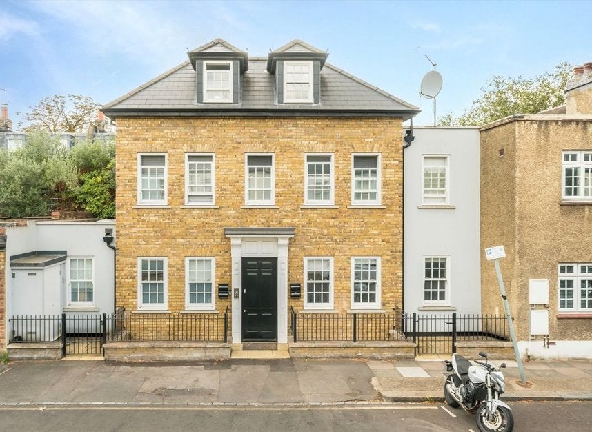 Flat Sefton Street in Greater London