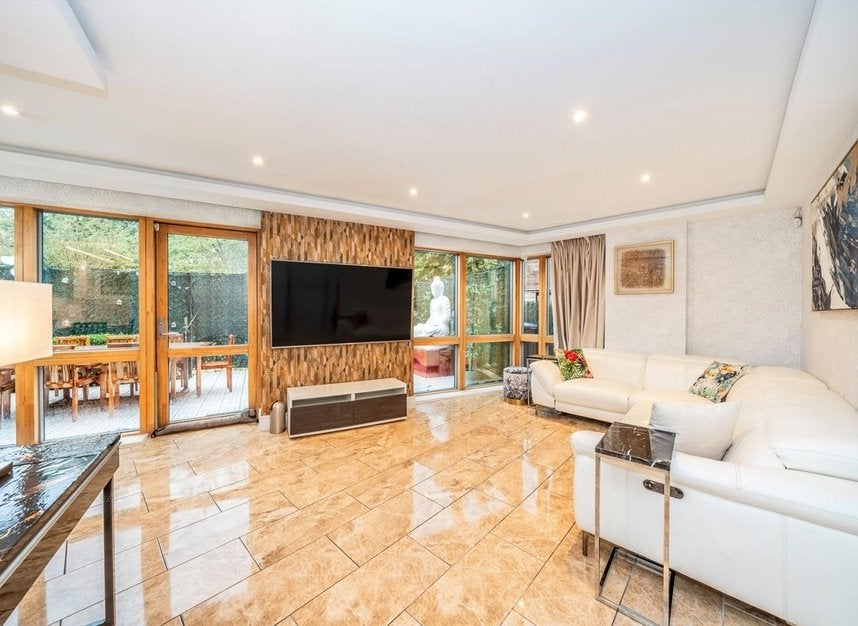 Flat Hansel Road in Greater London