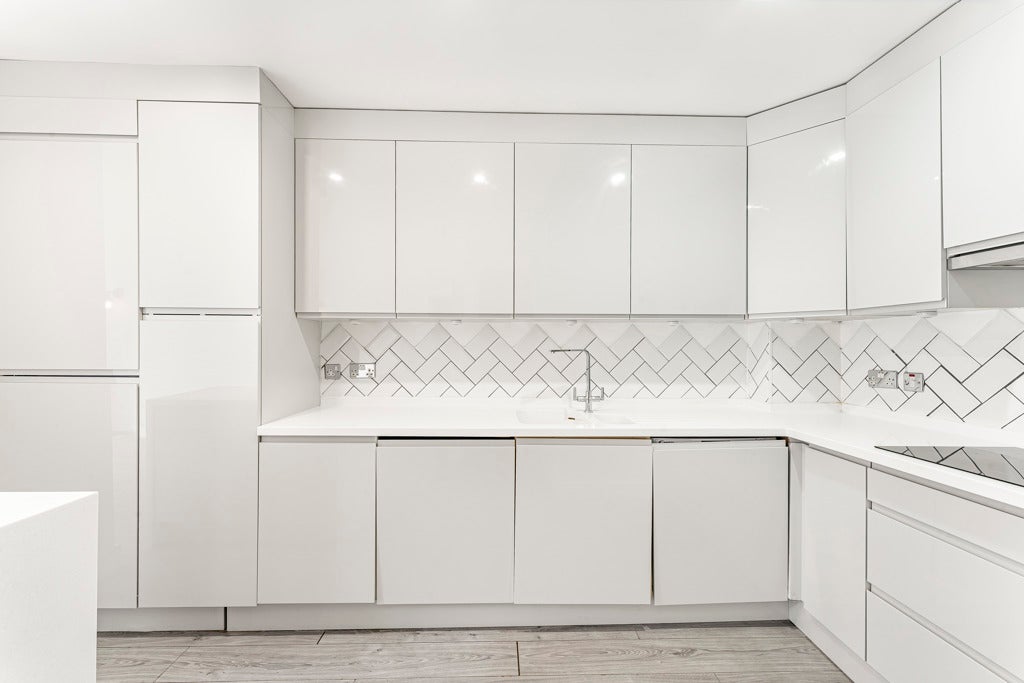 Flat Mansell Street in Greater London