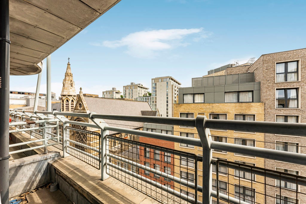 Flat Mansell Street in Greater London