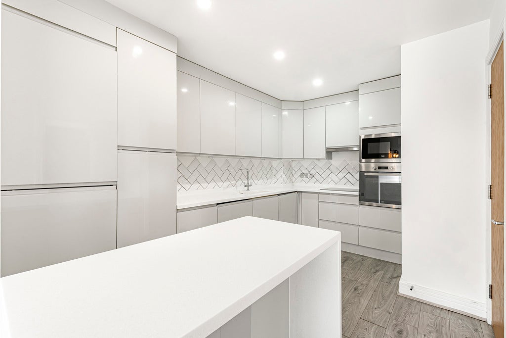 Flat Mansell Street in Greater London