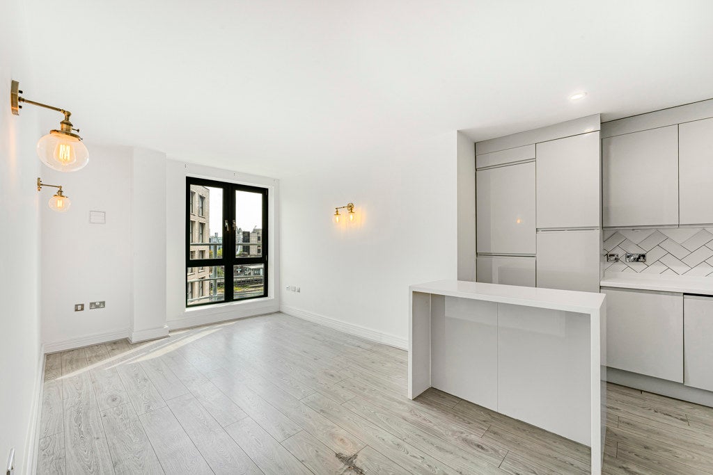 Flat Mansell Street in Greater London