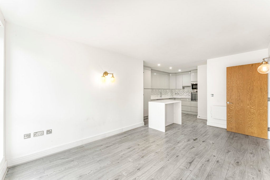 Flat Mansell Street in Greater London