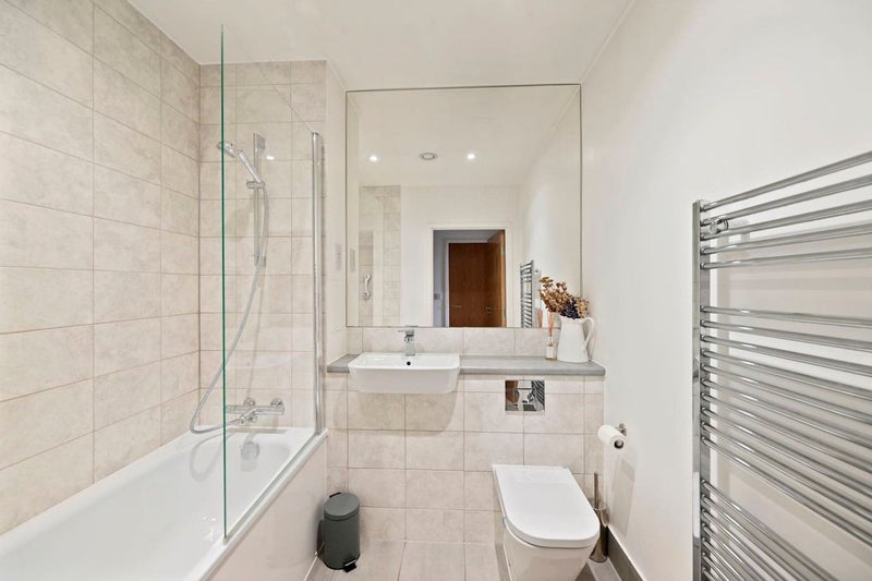 Room Queen's Road in Greater London