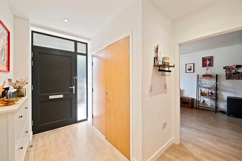 Room Queen's Road in Greater London