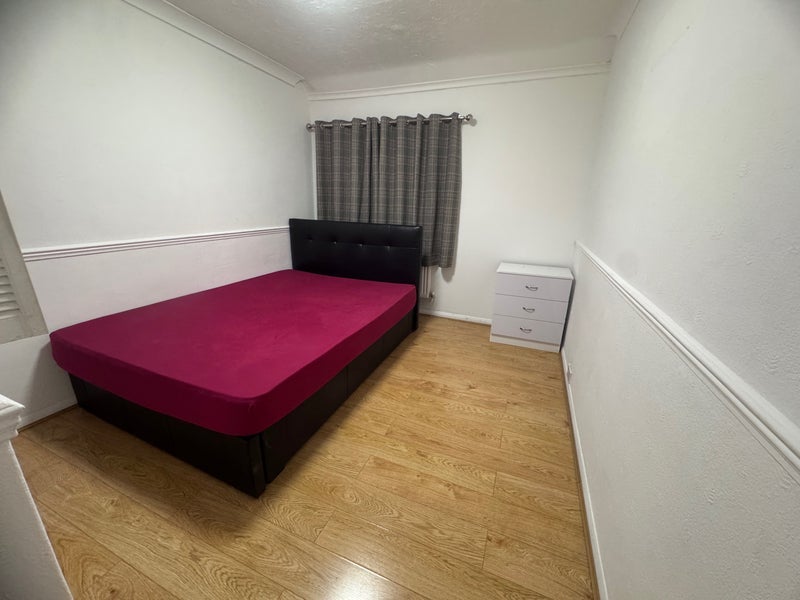 Room Ryvers Road in Slough