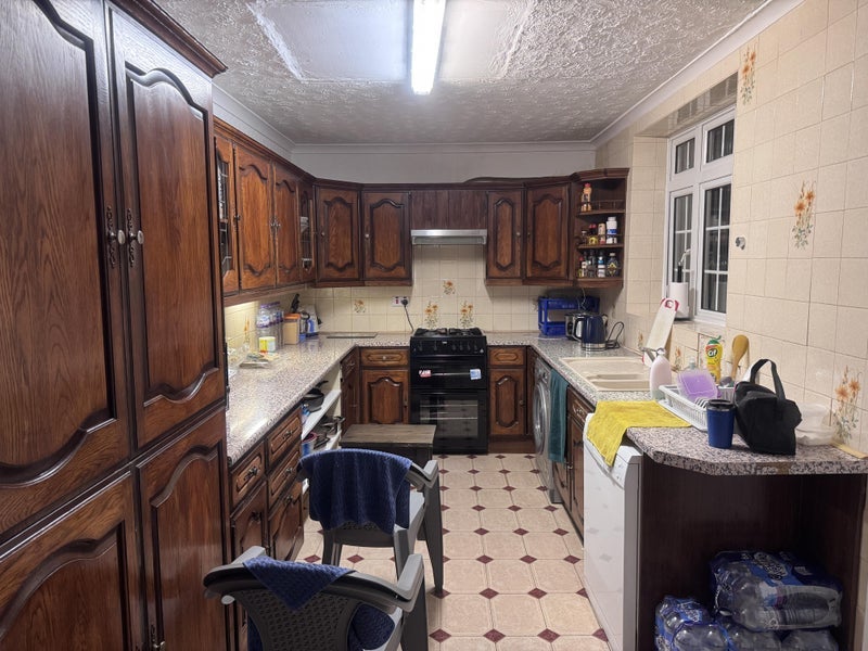 Room Ryvers Road in Slough