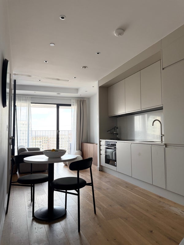 Flat City Island Way in Greater London