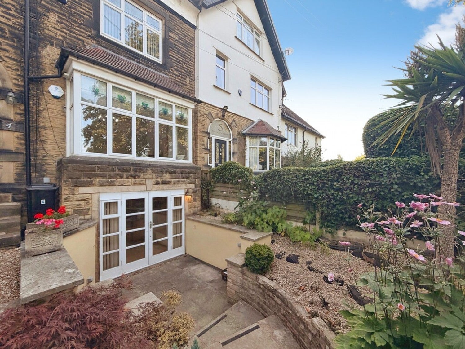 Flat Buckstone Drive in Leeds