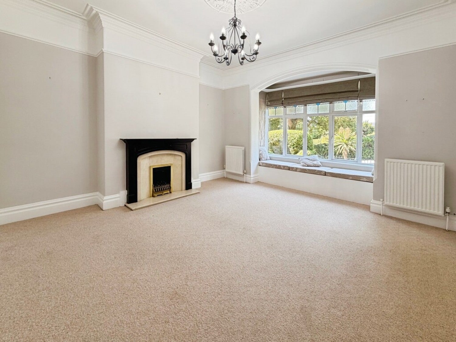 Flat Buckstone Drive in Leeds