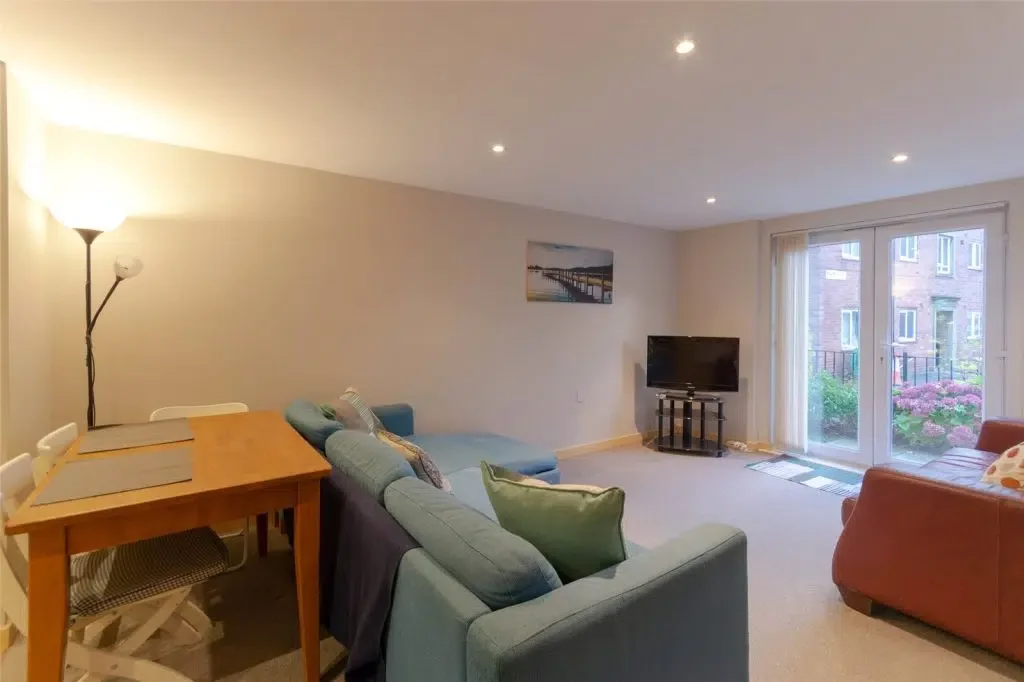 Flat Bowsden Court in Newcastle upon Tyne