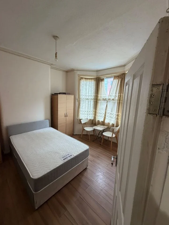 Room Mordaunt Road in Greater London