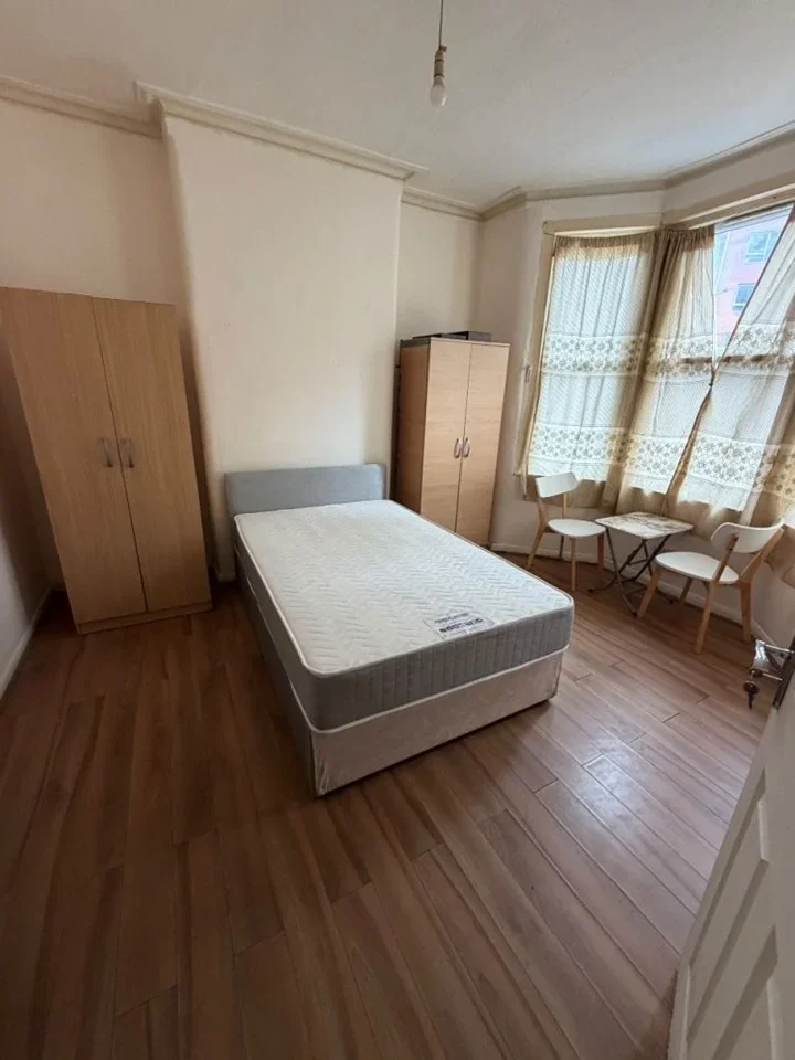 Room Mordaunt Road in Greater London