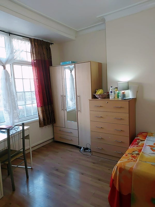 Room Leigh Road in Greater London