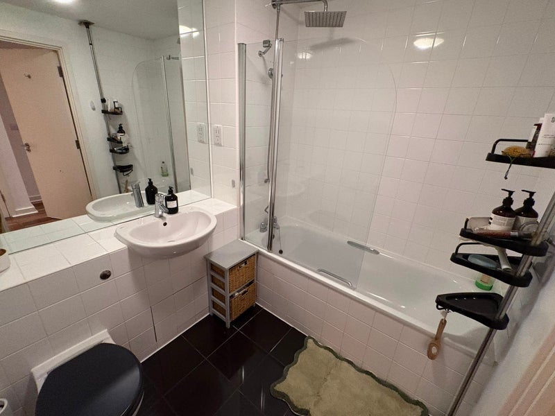 Flat Eden Grove in Greater London