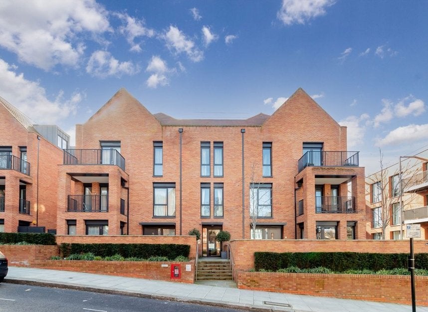 Flat Kidderpore Avenue in Greater London
