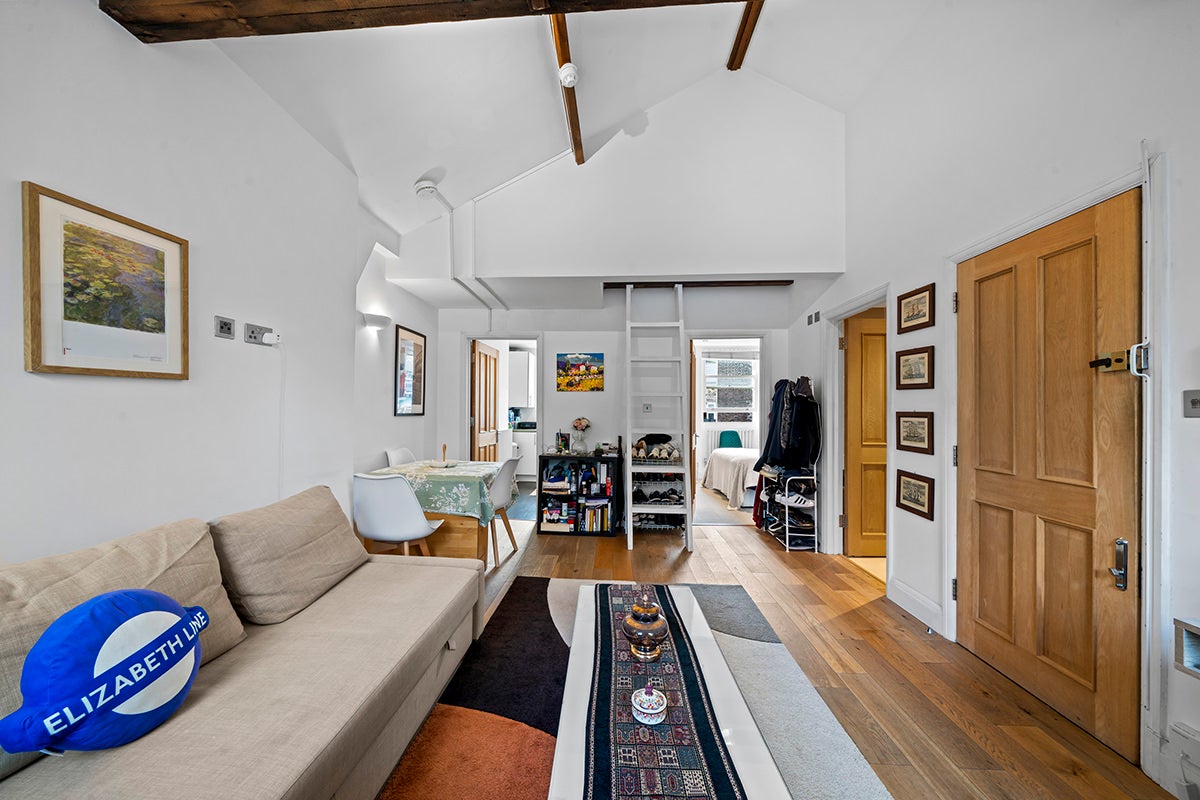Flat Drury Lane in Greater London