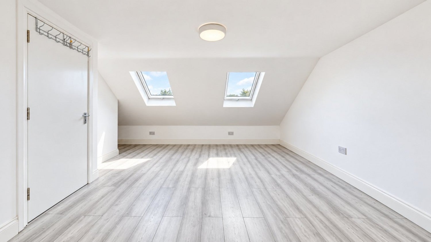 Flat Costons Lane in Greater London