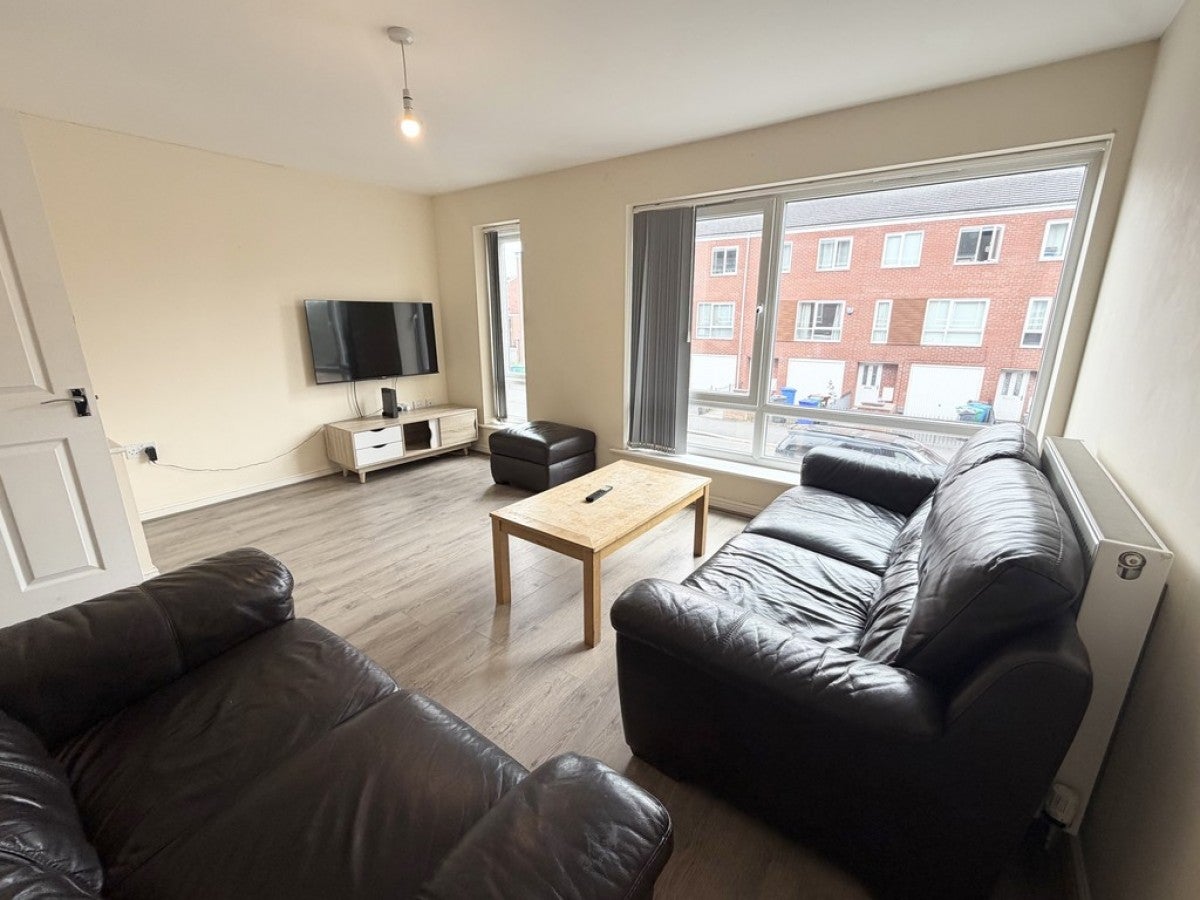 House Denewell Avenue in Manchester