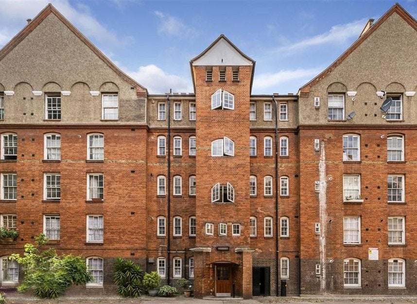 Flat Navarre Street in Greater London