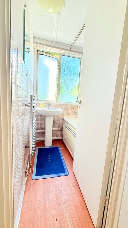 Room Mile End Road in Greater London